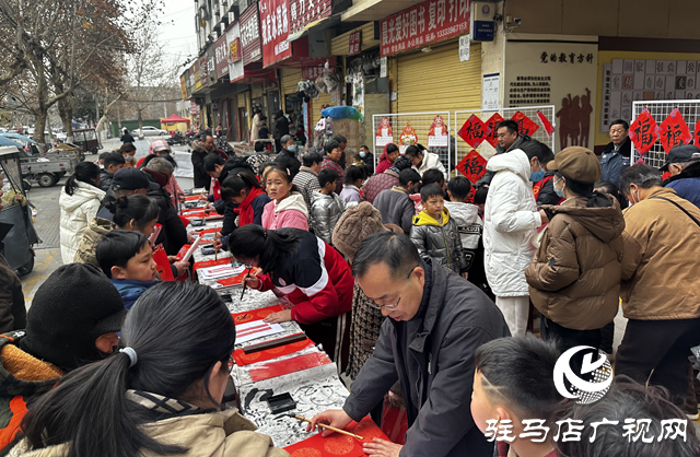 駐馬店市第一小學：師生攜手書春韻 義寫春聯賀新年