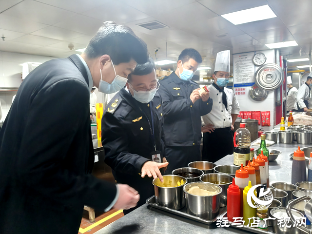 駐馬店市市場監管局開發區分局突擊檢查承辦“年夜飯”餐飲單位
