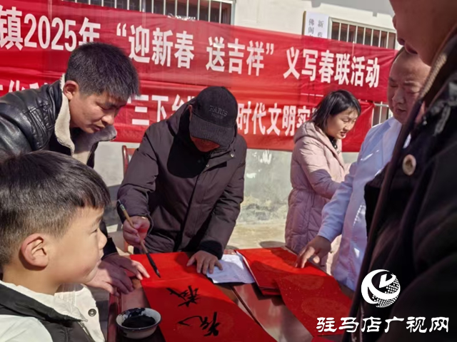 新蔡縣佛閣寺鎮：寫春聯送祝福 濃濃墨香迎新春