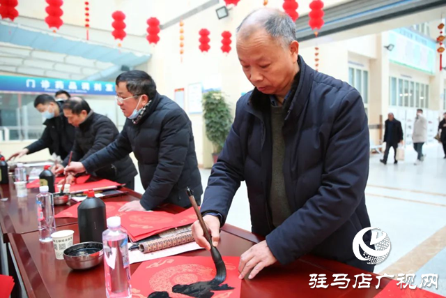 駐馬店市第一人民醫院開展“迎新春 寫對聯 送祝福”活動