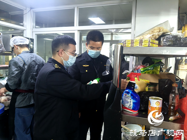 駐馬店市市場監管局開發區分局突擊檢查承辦“年夜飯”餐飲單位