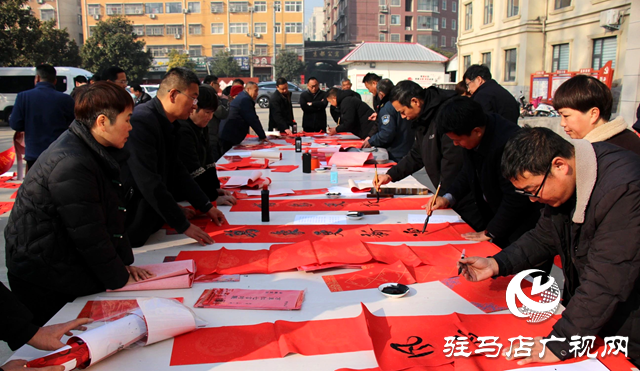 西平縣聯合黃淮學院開展“社會主義核心價值觀 移風易俗春聯進萬家”文明實踐活動
