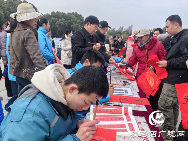 駐馬店市第四中學開展寫春聯剪窗花送祝?；顒? width=