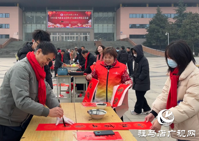 駐馬店市舉辦文藝界義寫春聯大型公益活動