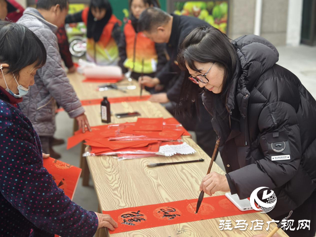 驛城區香山街道前張社區：筆墨凝福意 春聯賀新春