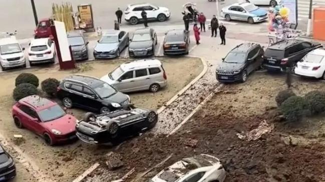 “小孩放鞭炮引爆沼氣致8車受損”：事故情況將繼續通報，核查車主直播引流