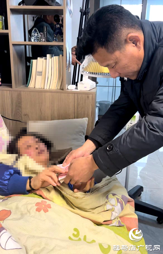 暖心！的姐意外受傷陷困境 駐馬店出租車愛心團隊捐款渡難關