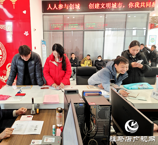 正陽縣70多對新人“情人節”領證