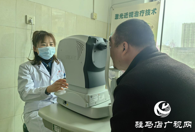 警惕！躺著玩手機成視力“隱形殺手” 醫生提醒或致雙眼度數差增大