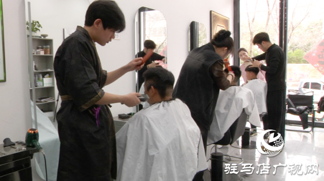 駐馬店：二月二“龍抬頭” 理發店扎堆剪發