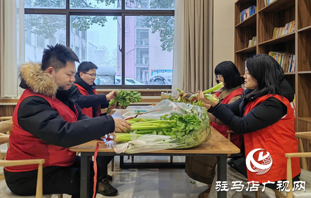 駐馬店廣播電視臺第二黨支部開展社區大食堂志愿服務活動