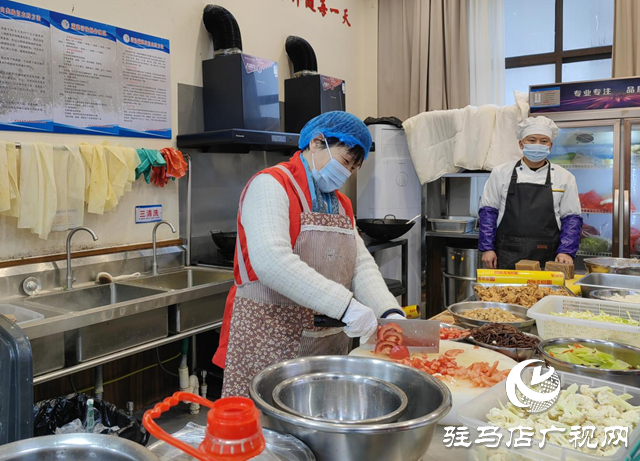 駐馬店廣播電視臺第二黨支部開展社區大食堂志愿服務活動