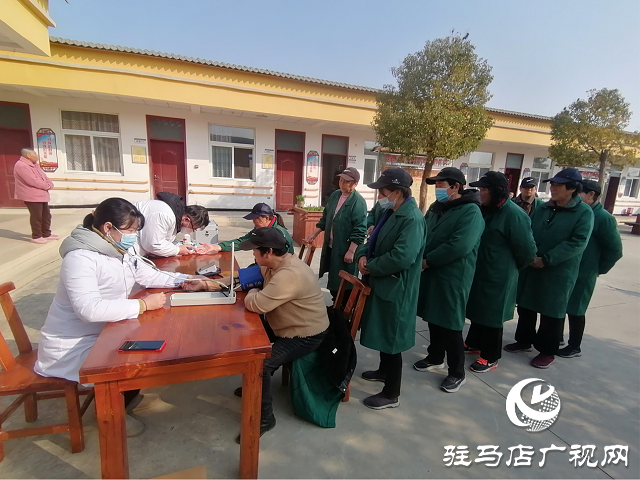  駐馬店市康復輔具協會工作人員深入重度殘疾人集中托養中心看望慰問護理職工
