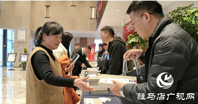 平輿縣政協十屆四次會議政協委員向大會報到
