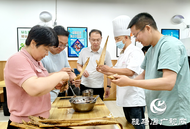 駐馬店市城鄉一體化示范區管委會開展“我們的節日·端午”包粽子活動