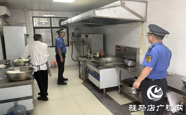 駐馬店市示范區城管局開展露天燒烤及餐飲油煙整治工作