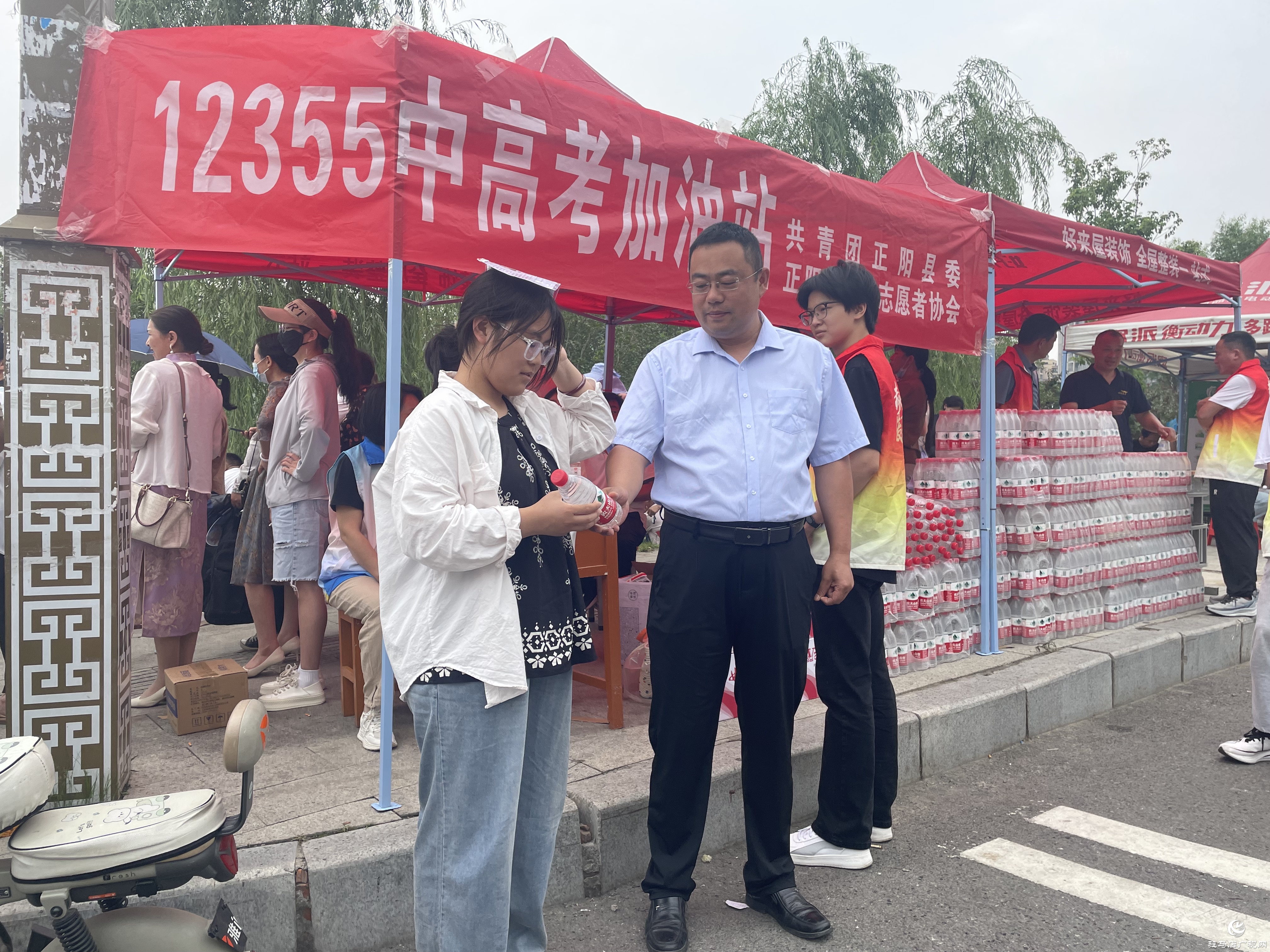 正陽縣政協委員開展愛心助考活動