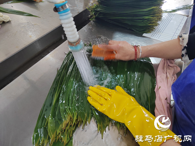 驛城區香山街道閆樓村：粽葉飄香產業旺 群眾家門口端穩就業“飯碗”