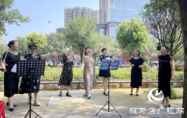 盛夏奏響銀發樂章 街頭藝術家燃情綻放城市舞臺