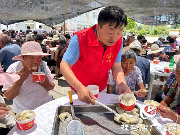  平輿縣萬金店鎮土店村開展“溫情父親節 愛心常相伴”文明實踐活動