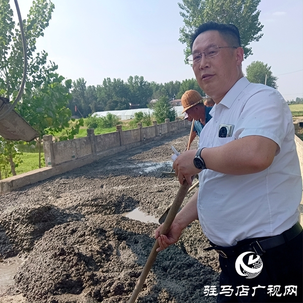 平輿縣郭樓街道三陳村委鄉村名醫李軍建三次整修愛心路