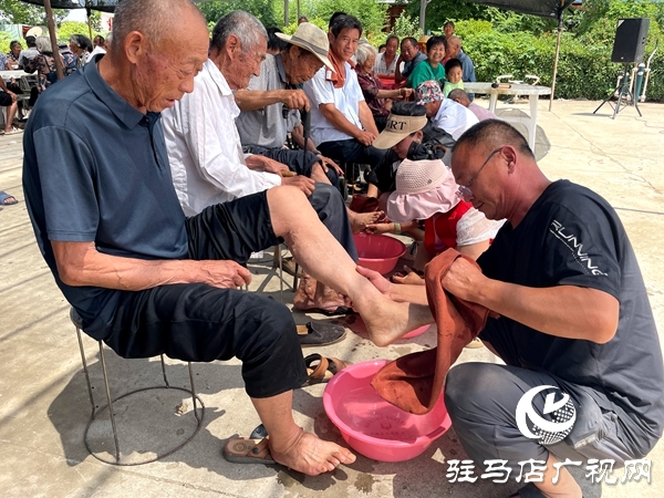  平輿縣萬金店鎮土店村開展“溫情父親節 愛心常相伴”文明實踐活動