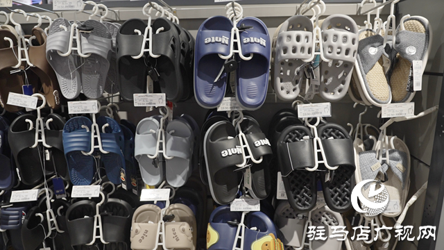 夏日街頭“涼拖經濟”爆火！洞洞鞋銷量激增