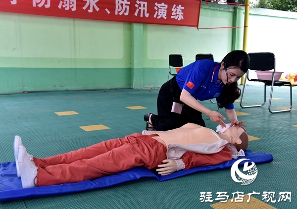 平輿縣蛟龍應急義務救援協會走進古槐六小開展防溺水防汛安全演練活動 