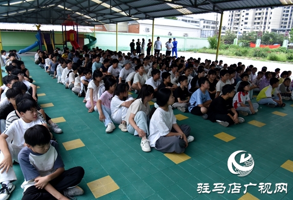 平輿縣蛟龍應急義務救援協會走進古槐六小開展防溺水防汛安全演練活動 