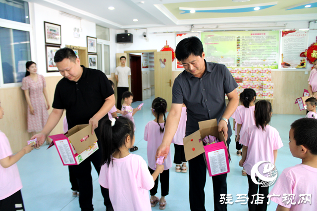 駐馬店市天山建材有限公司黨支部“七一”前夕慰問市殘聯博愛幼兒園兒童