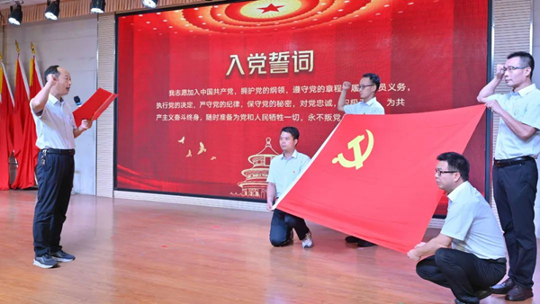 傳承雷鋒精神 筑牢紅色根基——駐馬店實驗小學舉行微黨課展示活動