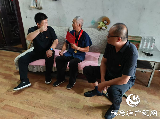驛城區胡廟鄉開展“七一”走訪慰問“光榮在黨50年”老黨員活動
