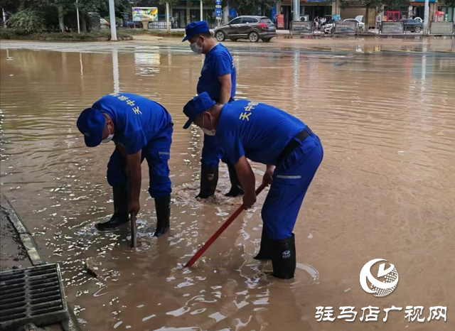深腰雨靴踏泥濘 天中赤子護榕江