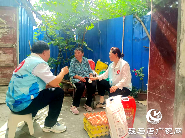 確山縣盤龍街道生產街社區“七一”慰問老黨員 踐行初心傳黨情