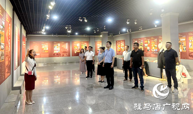 驛城區統一戰線成員參觀臺灣光復80周年圖片展