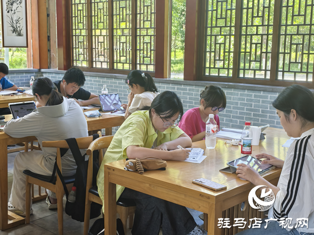 暑期里的“清涼充電站” 城市書屋成學生學習首選
