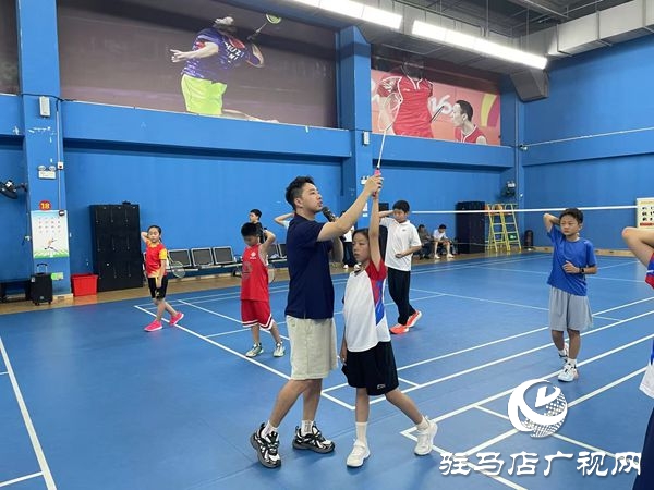 駐馬店市體育公益培訓系列活動之駐馬店市青少年羽毛球選材公益夏令營開營