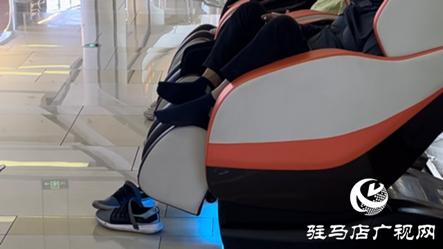 夏季公眾場合納涼 但請別讓文明“中暑”