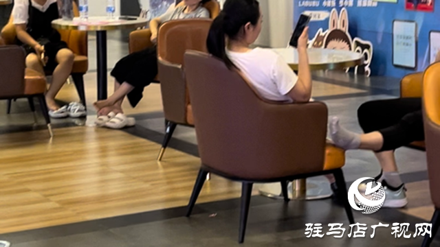 夏季公眾場合納涼 但請別讓文明“中暑”