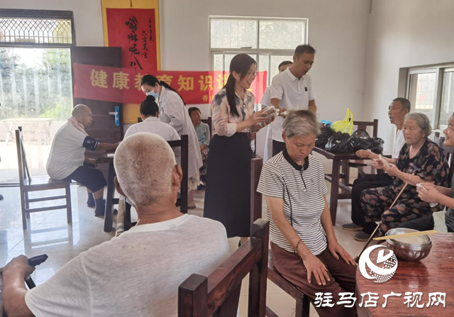 解暑中藥香飄工地 愛心義診情暖夕陽