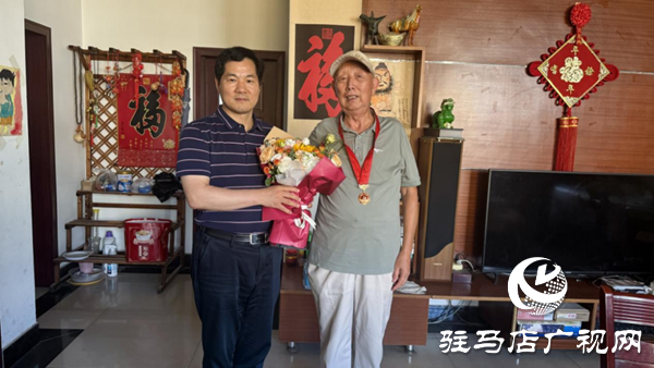  承五十載榮光 賡續新時代使命——駐馬店職業技術學院黨委書記帶隊走訪慰問“光榮在黨50年”老黨員