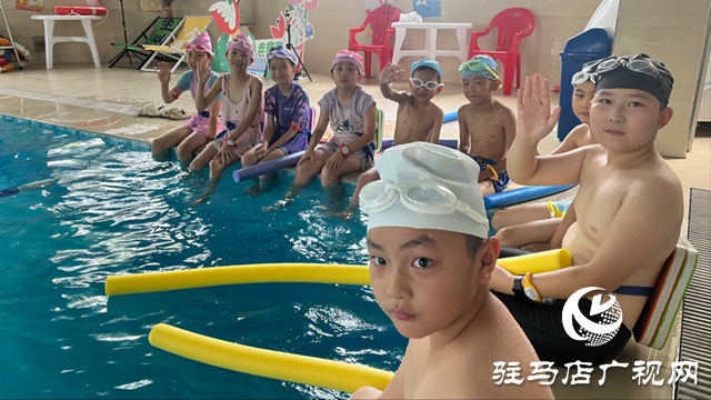 暑期孩子學游泳火爆！這份選館指南家長請收好