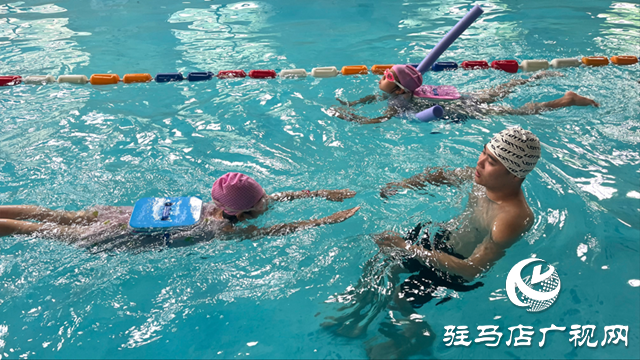 暑期孩子學游泳火爆！這份選館指南家長請收好